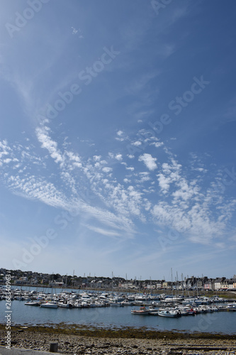 Le Port de Camaret Sur Mer dans le Finistère en Bretagne sur la Presqu'ile de Crozon, lieu à ne pas rater pour qui visite la Bretagne, et le majestueux ciel breton