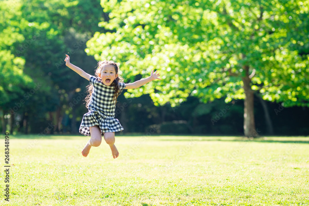 芝生でジャンプする可愛い女の子 Stock Photo Adobe Stock
