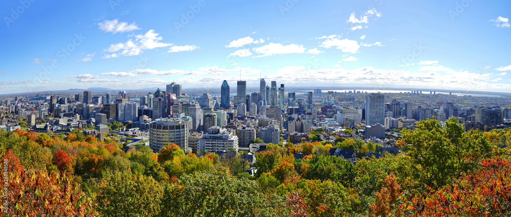 Scenic view of the city of Montreal in Quebec  with colorful autumn foliage from the Chalet du Mont Royal (Mount Royal) Kondiaronk belvedere viewpoint. - obrazy, fototapety, plakaty 