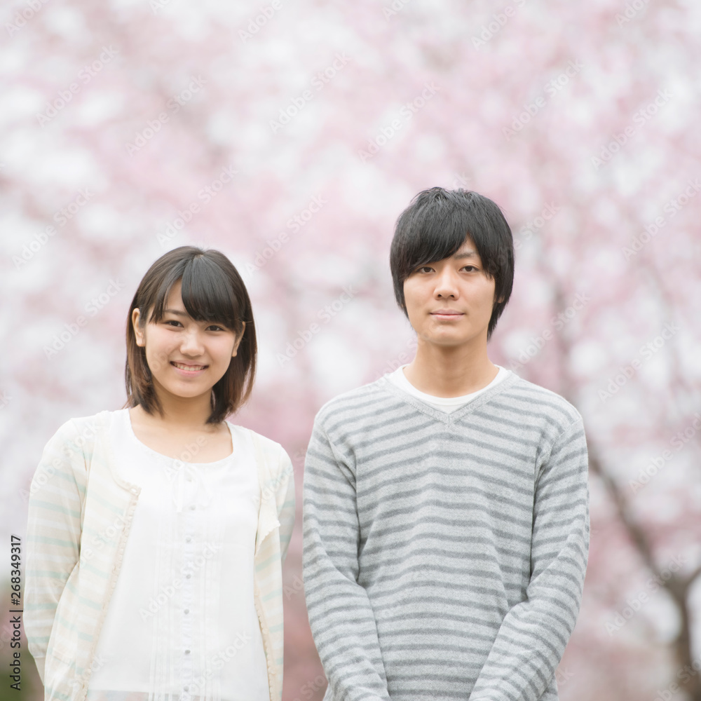 桜の前で微笑むカップル 桜の前で微笑むカップル
