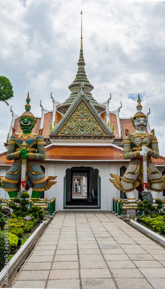 Wat arun whit gods, bangkok thailand