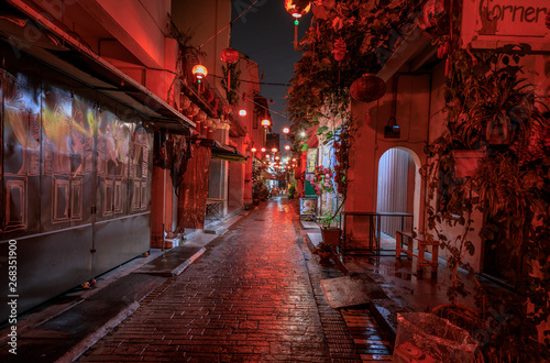 Foto Ipoh in Malaysia, rot beleuchtete Gasse bei Nacht, mit Regen