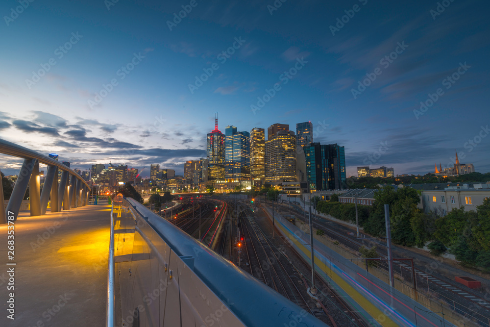 Fototapeta premium Melbourne Street i pociąg