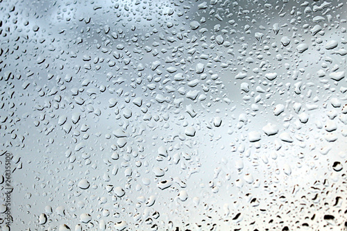 gotas de chuva no vidro da janela photo