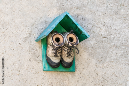 Wanderstiefel umgebaut als Vogelhäuschen photo