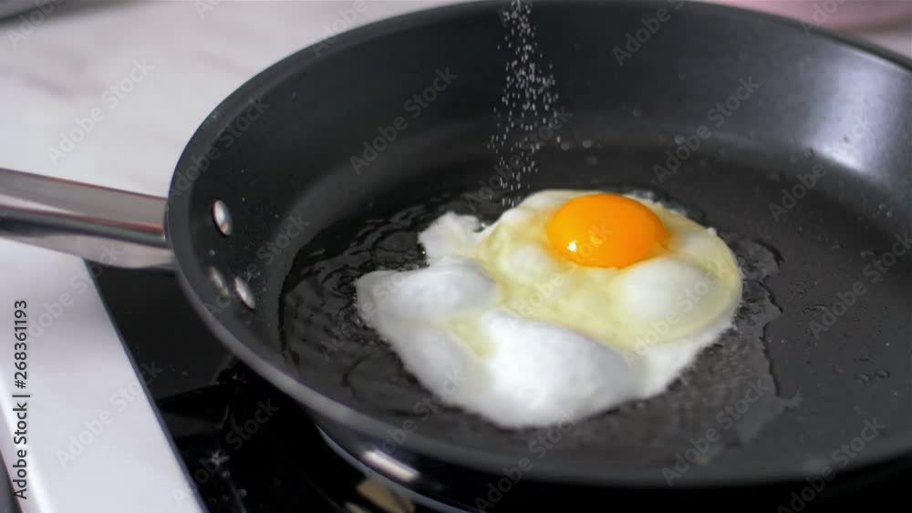 Preparation of eggs in pan Preparation of eggs in pan