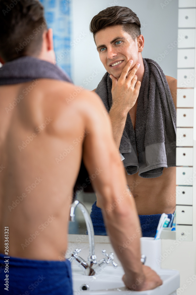 Obraz premium Man in bathroom front mirror