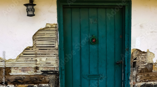 Φωτογραφία Detail of the frontage of an old abandoned cottage