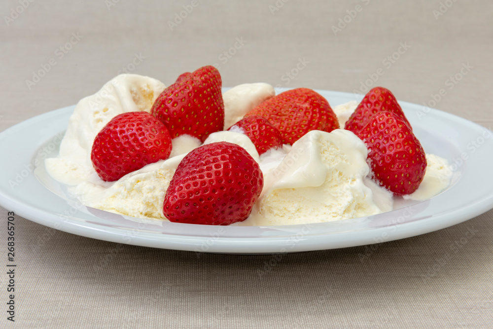 Helado de vainilla con fresas Helado de vainilla con fresas