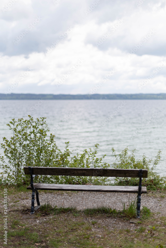 Einsame Bank am Starnberger See