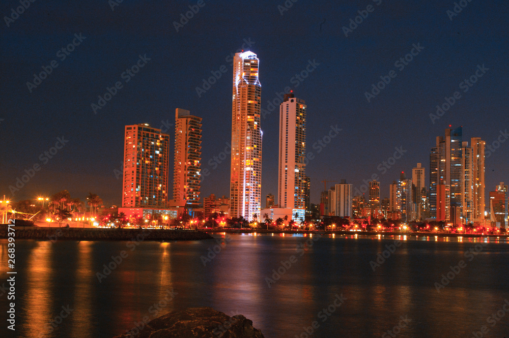 Fototapeta premium Vista Nocturna de la Ciudad de Panama