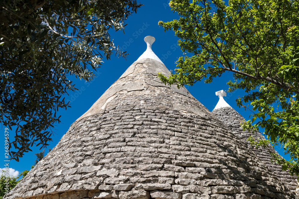 Unos tejados cónicos de piedra de trullos, construcción medieval en Alberobello, en Italia
