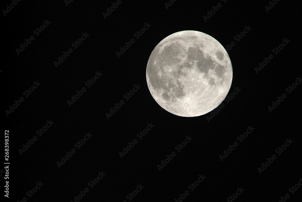 Obraz premium Widok fazy zaćmienia Księżyca przez teleobiektyw w Turynie we Włoszech