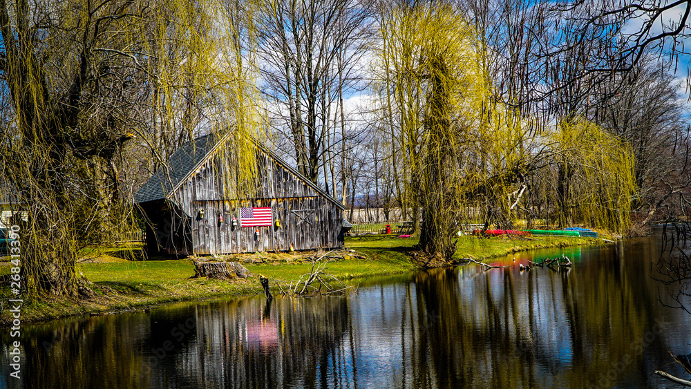 Fototapeta premium barn by the water 