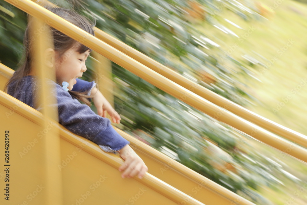 Fototapeta premium 滑り台で遊ぶ幼児(4歳児)