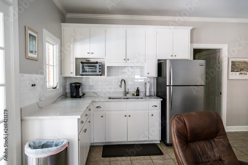 Foto Small White Kitchen in a Cottage Apartment Pool House