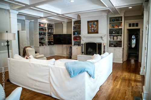Large Living Room Den in Ho...