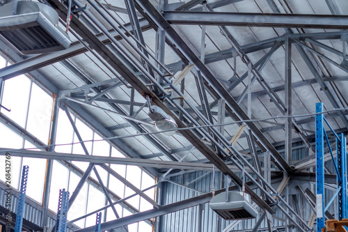 Perspective from the bottom to the frame roof of a warehouse or workshop