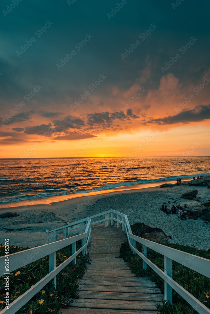Obraz premium Vibrant sunset over a staircase and the Pacific Ocean at Windansea Beach, in La Jolla, San Diego, California