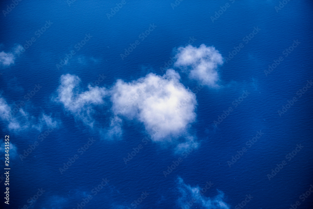 Fototapeta premium Dieses einzigartige Bild zeigt die Malediven, die auf einem Flugzeug von oben fotografiert werden. Sie können den Himmel und die Wolken vom Flugzeug aus sehen