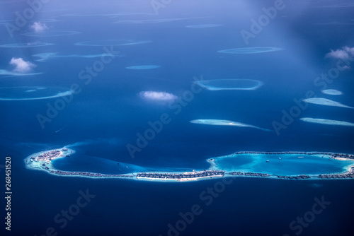 Dieses einzigartige Bild zeigt die Malediven, die von einem Flugzeug von oben fotografiert werden. Sie können die Atolle im Meer gut sehen.