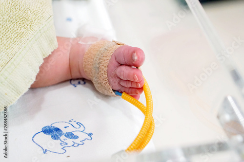 Sick newborn baby foot Insert a strap to measure oxygen in the blood and see the oxygen value for organs.