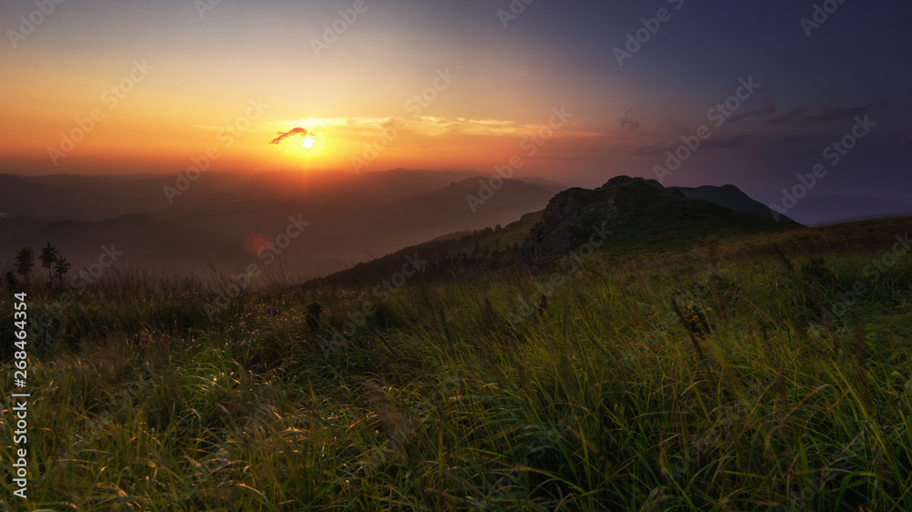 Obraz premium The natural background of the secret light of the evening sky on the panoramic viewpoint, can see the surrounding atmosphere (trees, mountains, clouds) 