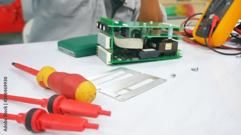 profesional technician to check and fix electronic board profesional technician to check and fix electronic board