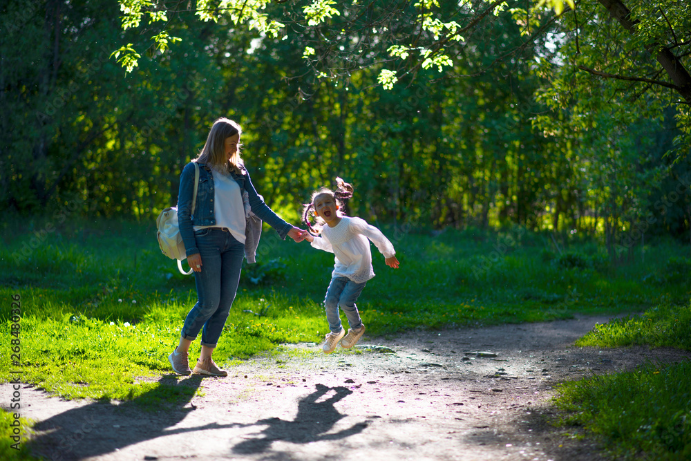 Obraz premium mom and daughter have fun in the Park