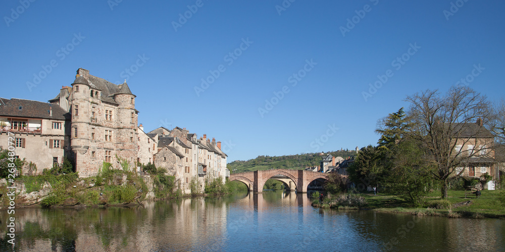 Panorama sur le Lot, le palais et pont vieux d'Espalion (Aveyron)