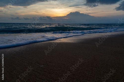 Sonnenunterggang am Strand von Phuket