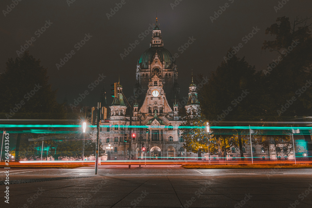 Obraz premium City hall of hanover city at night with light trails from a bus