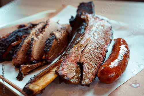 Foto texas bbq style tray with rib brisket and sausage