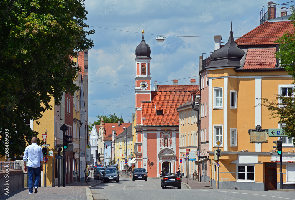 Obraz premium Landshut, Zweibrückenstrasse und Kirche St. Sebastian