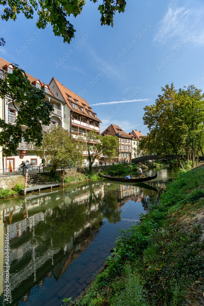 Schöne Fassaden am Fluss in Bamberg spiegeln sich im Wasser, Gondelfahrt auf dem Kanal
