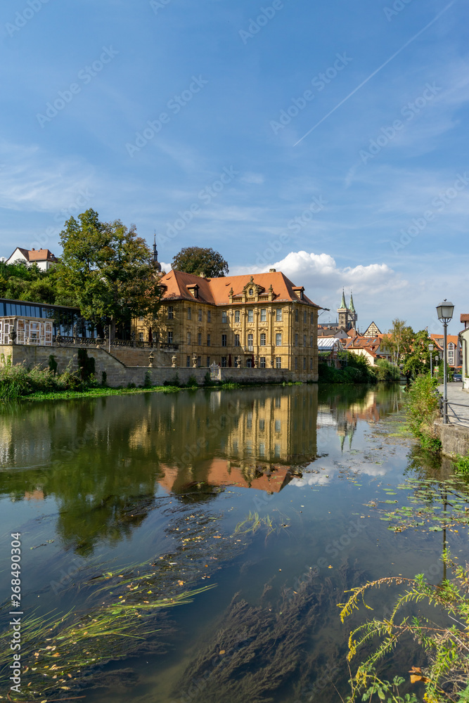 Schöne Fassaden am Fluss in Bamberg spiegeln sich im Wasser Schöne Fassaden am Fluss in Bamberg spiegeln sich im Wasser