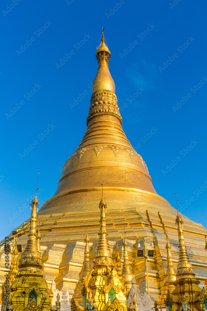Fototapeta premium the golden stupa of the Shwedagon Pagoda Yangon (Rangoon) in Myanmar (Burma)