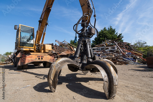 Papier peint grosse pince d'engin industriel