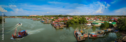 Cuadro en lienzo Fischereihafen mit Booten in Alor Setar, Malaysia, Panorama