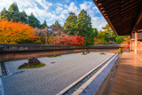 京都　龍安寺の石庭　紅葉