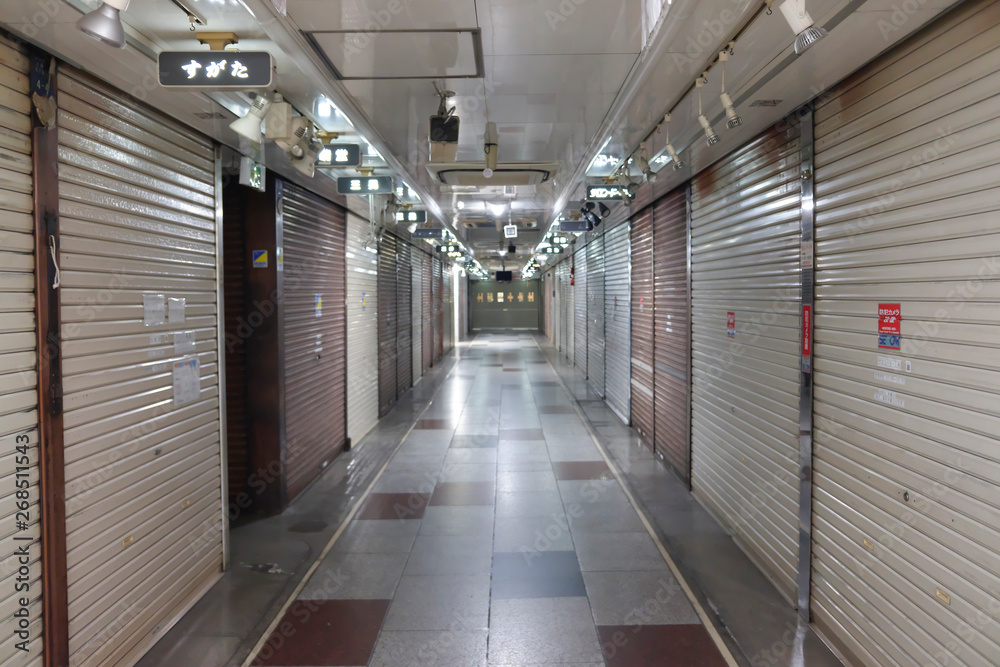 Obraz premium 夜の商店街