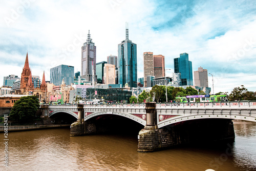 Ciudad de Melbourne con estación central al otro lado del puente.  © FRANVARGAS