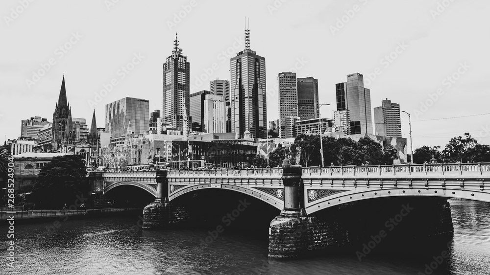 Fototapeta premium Fotografía en blanco y negro de la ciudad de Melbourne, Australia.