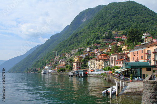 Cuadro en lienzo borgo di argegno sul lago di como in italia, argegno village on the shores of co