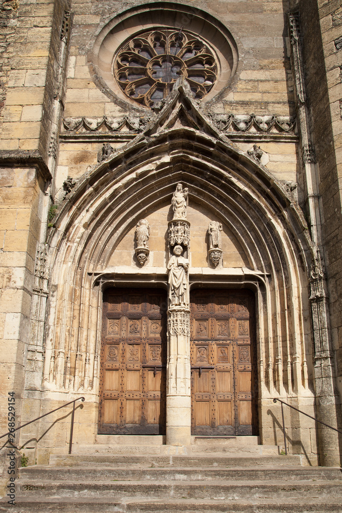 Portail et tympan de l'église de Saint-Côme d'Olt