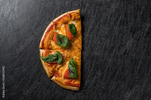 ピッツア Italian home-made pizza