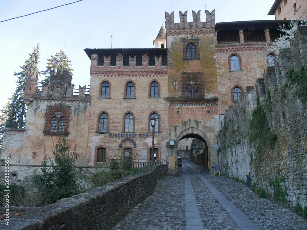 Stradivari Palace in Castell'Arquato. Stradivari Palace with its arch serves as a gateway to the city and has a Tower surmounted by Ghibellines battlements.