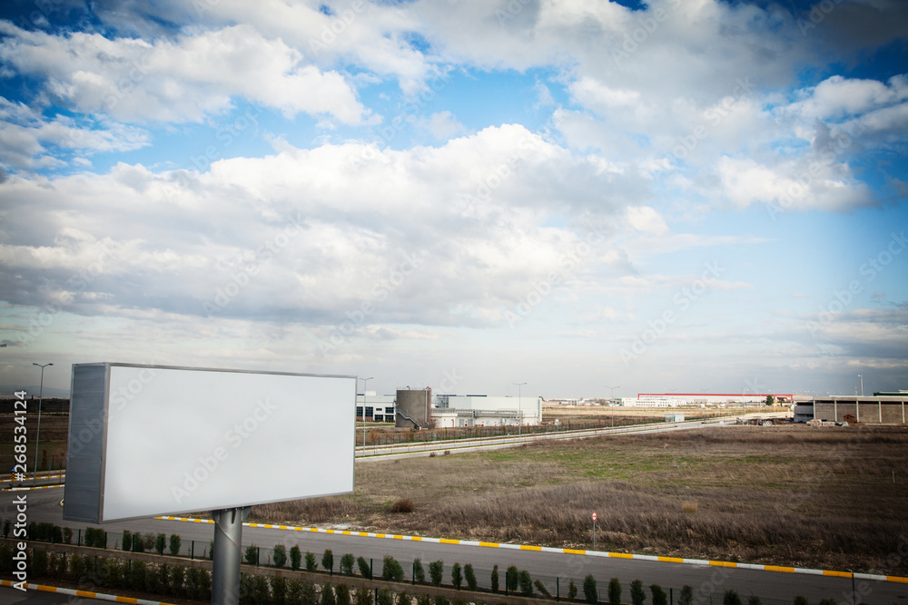 Obraz premium Blank billboard on the side of the road