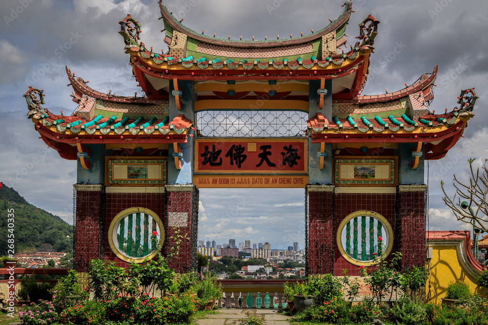 Fototapeta premium Chinesisches Tor mit Blick auf George Town, Penang, Malaysia