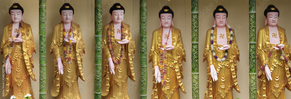 Fototapeta premium Statuen im Kek Lok Si Tempel in Penang Georgetown, stehen in einer Reihe nebeneinander, Panorama